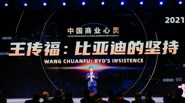 圖注:2008年,王傳福勾勒太陽能、儲能電站、電動車綠色夢想 圖注:2008年,王傳福勾勒太陽能、儲能電站、電動車綠色夢想