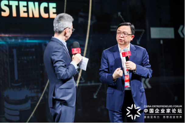 圖注:主持人問答環(huán)節(jié),蔣昌建對話王傳福 圖注:主持人問答環(huán)節(jié),蔣昌建對話王傳福