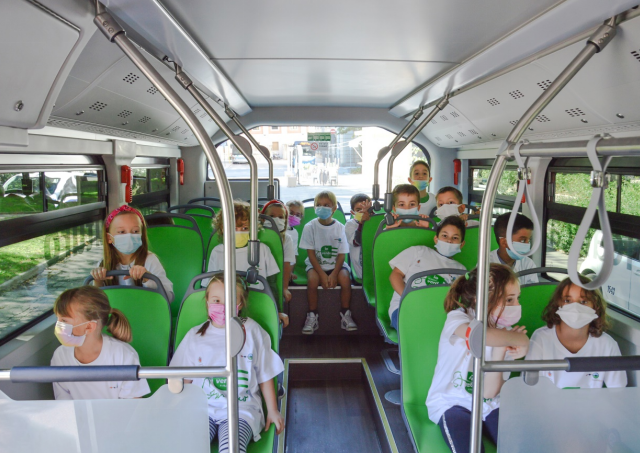 安科納當(dāng)?shù)貙W(xué)生首次體驗(yàn)純電動巴士出行