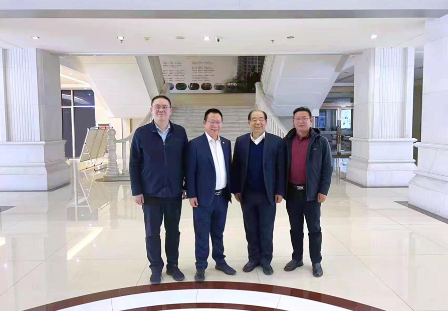 法恩萊特董事長石俊峰(左二)與多氟多董事長李世江(左三) 法恩萊特董事長石俊峰(左二)與多氟多董事長李世江(左三)