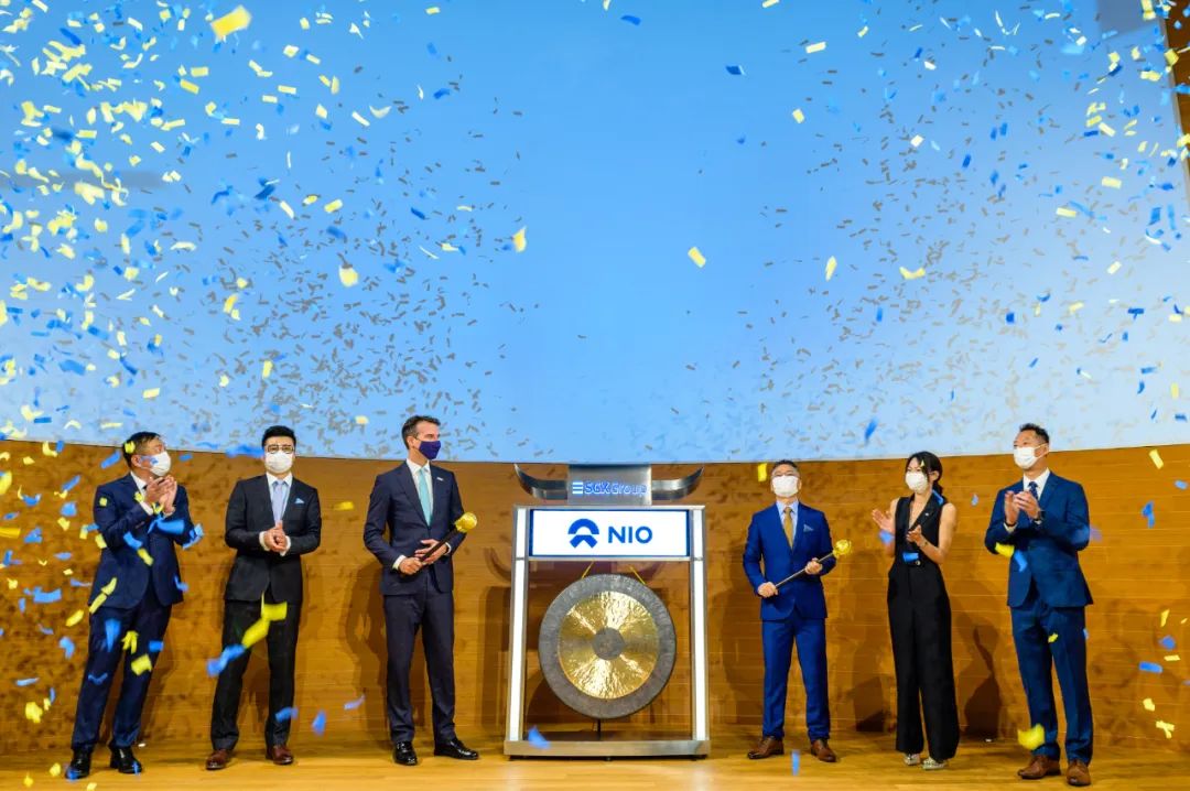 全球首家三地上市車企誕生！蔚來正式登陸新交所