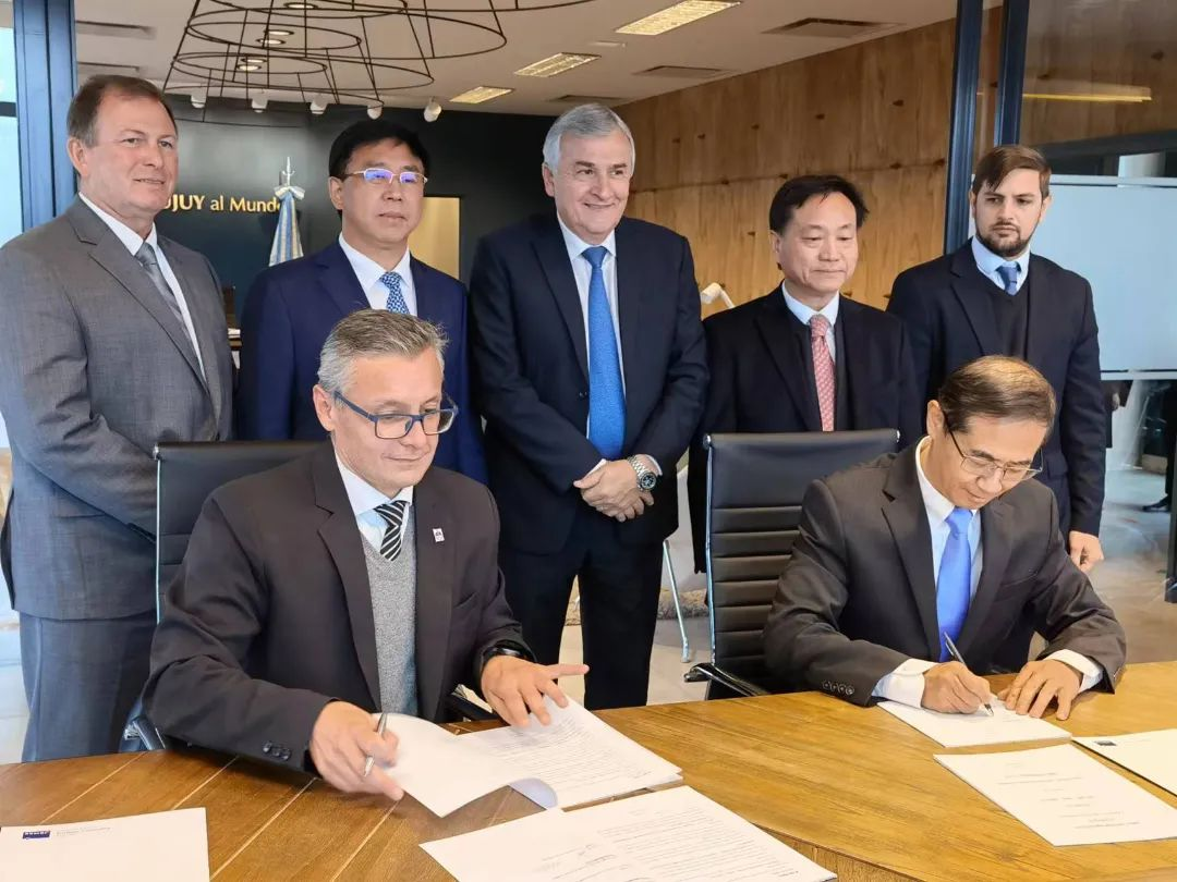 JEMSE總裁菲利普·阿爾博諾茲（Felipe Albornoz）（左）、國軒高科高級副總裁、工研總院院長蔡毅（右）分別代表雙方簽約
