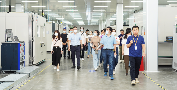 走進(jìn)蜂巢創(chuàng)新中心 直擊短刀針刺