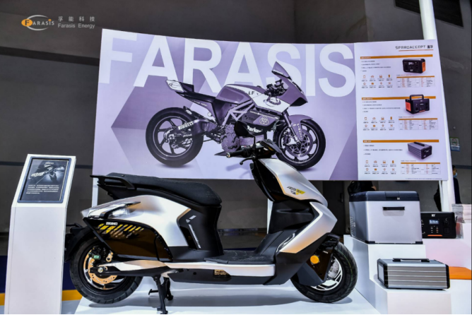 孚能科技展臺上展出的ZEEHO AE8展車 孚能科技展臺上展出的ZEEHO AE8展車