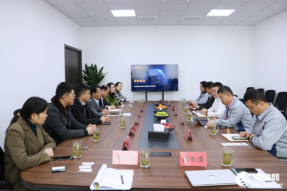 中國電池新能源產(chǎn)業(yè)鏈調(diào)研團一行參觀考察頂皓新能源