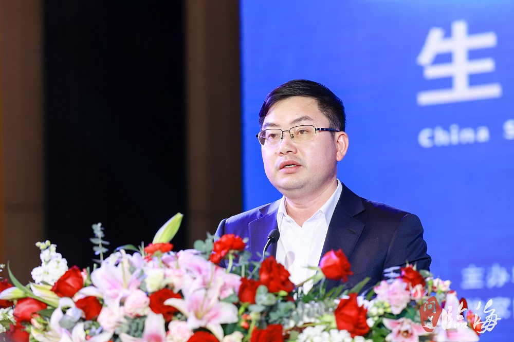   臨海市人民政府黨組成員、副市長嚴齊軍