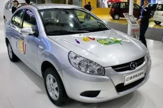 江淮iEV系列采用同悅平臺,依托燃油車的車身,進(jìn)行電氣化的重新布置,采用18650電池 江淮iEV系列采用同悅平臺,依托燃油車的車身,進(jìn)行電氣化的重新布置,采用18650電池