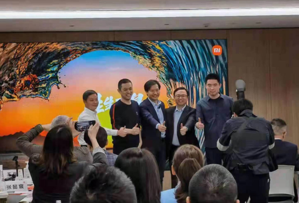 何小鵬、李斌、雷軍、王傳福、李想(從左到右) 圖/華夏同學會圈內人士 何小鵬、李斌、雷軍、王傳福、李想(從左到右) 圖/華夏同學會圈內人士