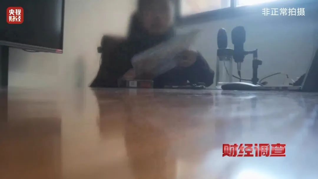 巨大安全隱患！“三無(wú)”鋰電池黑作坊，竟藏身居民樓！記者調(diào)查現(xiàn)場(chǎng)，突然起火→