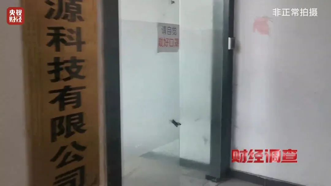 巨大安全隱患！“三無(wú)”鋰電池黑作坊，竟藏身居民樓！記者調(diào)查現(xiàn)場(chǎng)，突然起火→