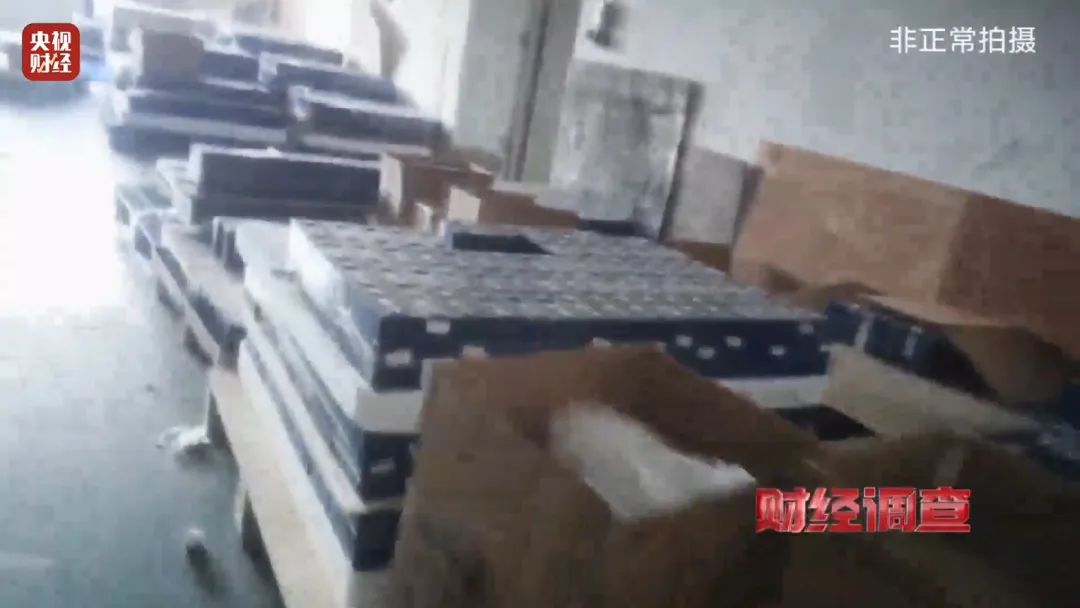 巨大安全隱患！“三無(wú)”鋰電池黑作坊，竟藏身居民樓！記者調(diào)查現(xiàn)場(chǎng)，突然起火→