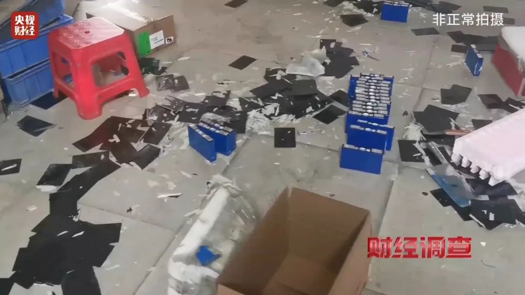 巨大安全隱患！“三無(wú)”鋰電池黑作坊，竟藏身居民樓！記者調(diào)查現(xiàn)場(chǎng)，突然起火→