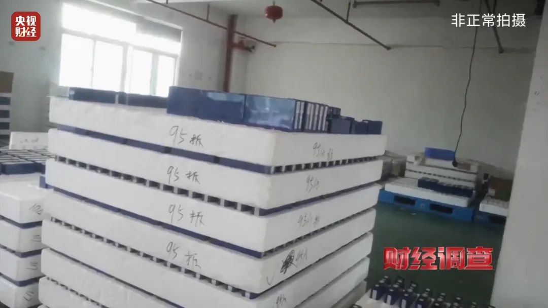 巨大安全隱患！“三無(wú)”鋰電池黑作坊，竟藏身居民樓！記者調(diào)查現(xiàn)場(chǎng)，突然起火→