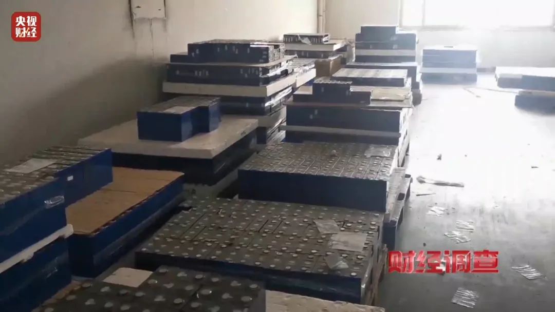 巨大安全隱患！“三無(wú)”鋰電池黑作坊，竟藏身居民樓！記者調(diào)查現(xiàn)場(chǎng)，突然起火→