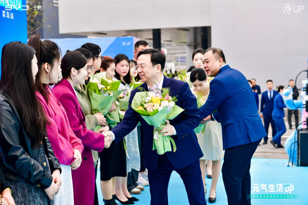 比亞迪總裁王傳福為元UP車主交車，這波車主排面拉滿！