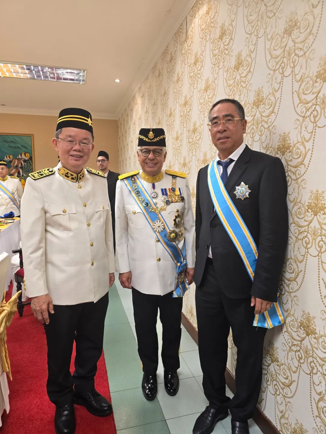 （中間為檳城州元首阿末弗茲，左側為檳城州首席部長曹觀友，右側為星源材質董事長陳秀峰）