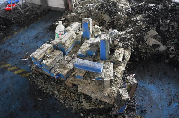 靜靜堆放的鋰電池也會爆炸?廣東佛山一電池廠燒了…… 靜靜堆放的鋰電池也會爆炸?廣東佛山一電池廠燒了……