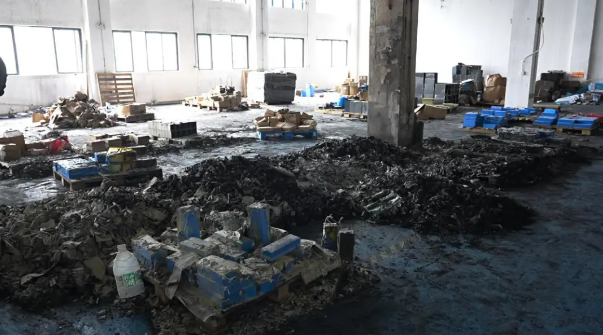 靜靜堆放的鋰電池也會爆炸?廣東佛山一電池廠燒了…… 靜靜堆放的鋰電池也會爆炸?廣東佛山一電池廠燒了……