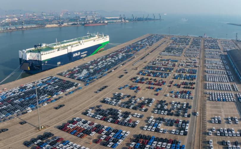 2024年12月25日，山東煙臺港碼頭大量的新能源汽車出口，正加緊裝船。圖片來源：央視新聞