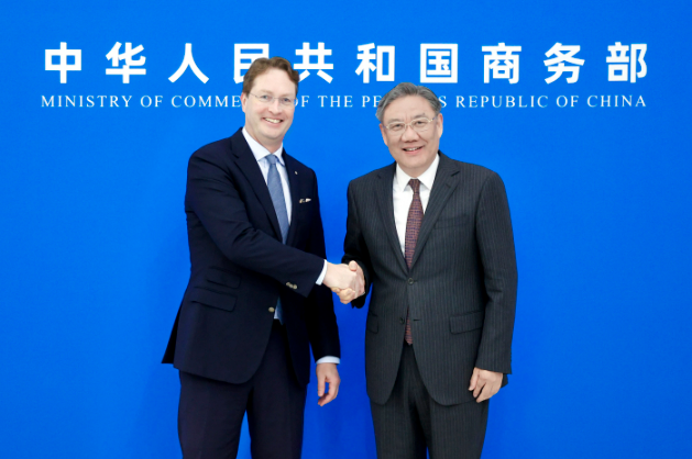商務部部長王文濤會見歐洲汽車工業協會主席、奔馳集團董事長康林松
